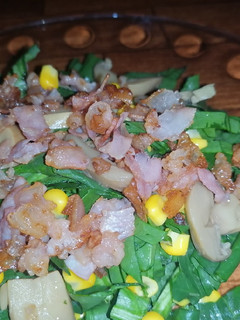 Una foto de Ensalada de espinacas con tocino