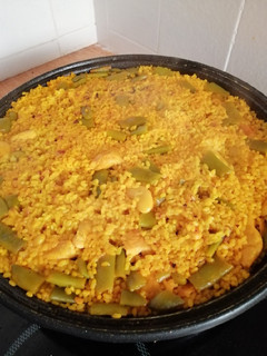 Una foto de Paella de pollo y verdura