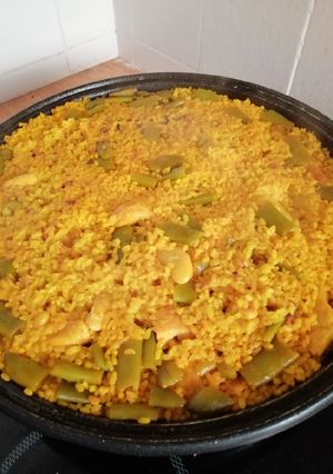 Una foto de Paella de pollo y verdura