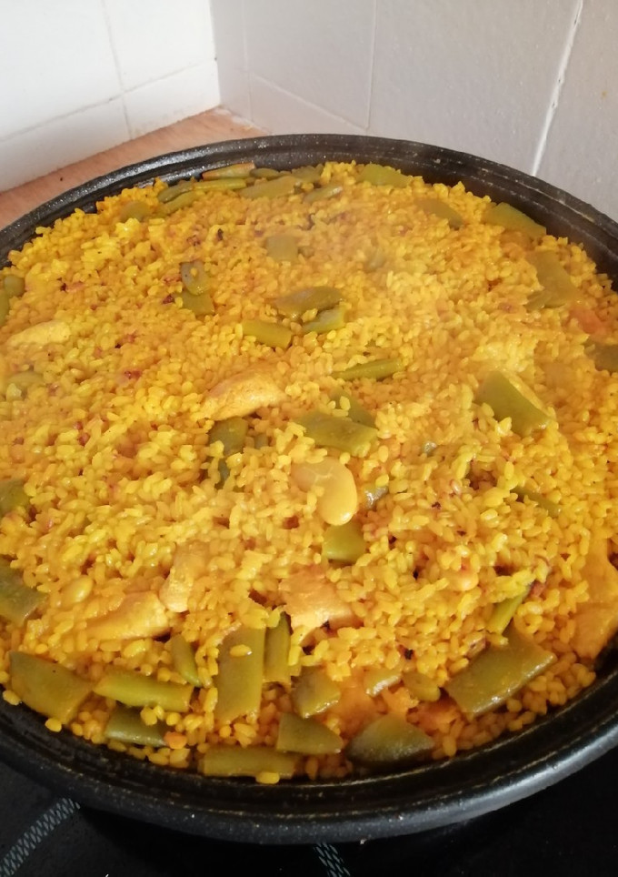 Una foto de Paella de pollo y verdura