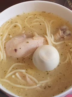 Una foto de Sopita de pollo con fideos y papa amarilla