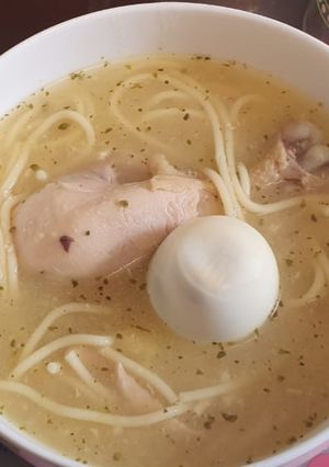 Una foto de Sopita de pollo con fideos y papa amarilla