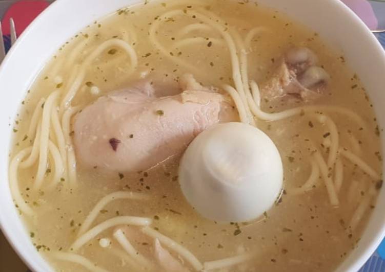 Sopita de pollo con fideos y papa amarilla