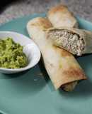 Burritos de pollo desmechado con crema de queso, mostaza y guacamole exprés