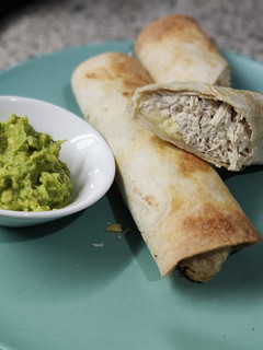 Una foto de Burritos de pollo desmechado con crema de queso, mostaza y guacamole exprés