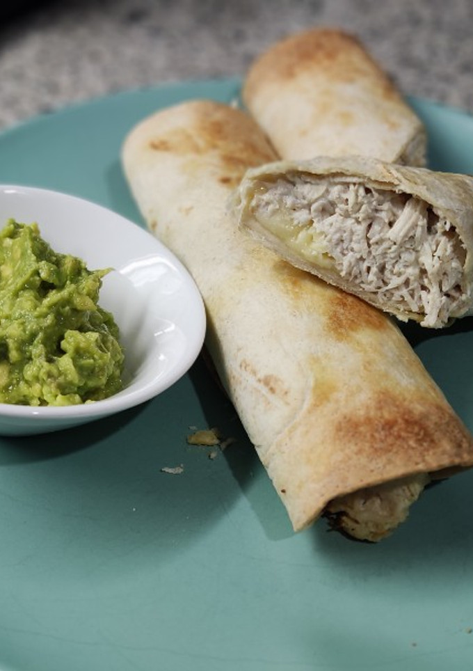 Una foto de Burritos de pollo desmechado con crema de queso, mostaza y guacamole exprés