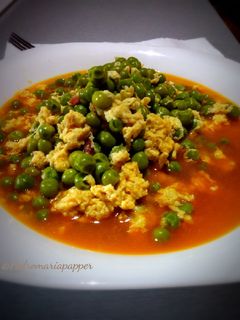 Una foto de Guisantes con jamón y huevo. (Thermomix)