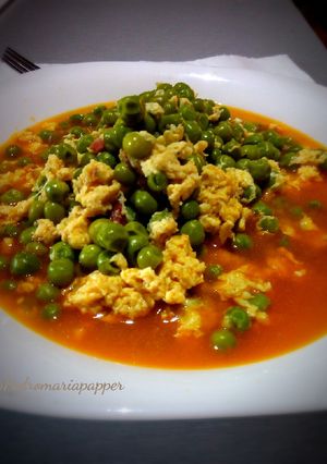 Una foto de Guisantes con jamón y huevo. (Thermomix)