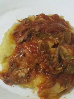 Una foto de Yuca en salsa de paco fish