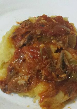Una foto de Yuca en salsa de paco fish