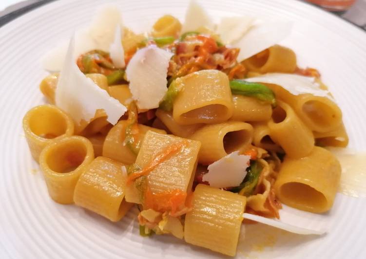 Pasta ai fiori di zucca, pancetta e zafferano