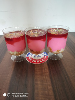 A picture of Strawberry custard pudding.