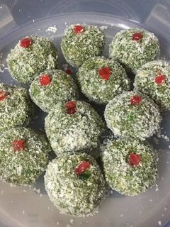 मटर के लड्डू साथ में नारियल का बुरा (Mutter ke laddu with desiccated coconut recipe in hindi) रेसिपी मुख्य फोटो