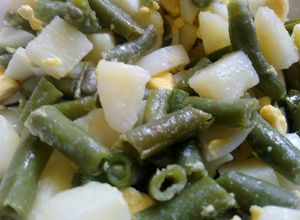 Una foto de Ensalada de chauchas, papas y huevo