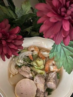 Hình của món Udon nấu tôm sườn.