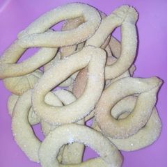 A picture of Ring shaped cookies.