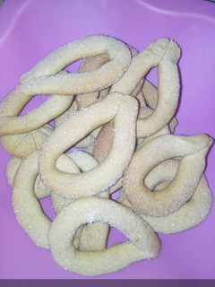 A picture of Ring shaped cookies.