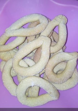 A picture of Ring shaped cookies.