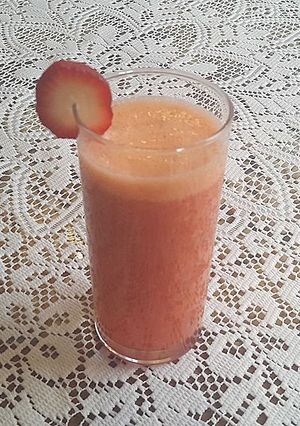 Una foto de Licuado de mandarina y frutilla
