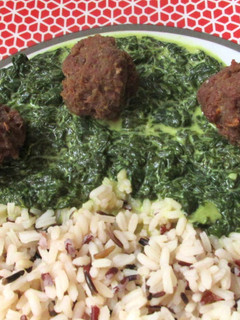Húsgombócok currys spenóttal recept fotója