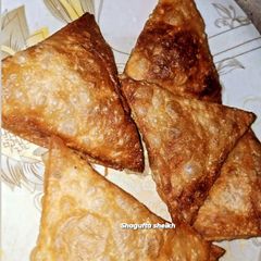 A picture of Aloo ke samosy.