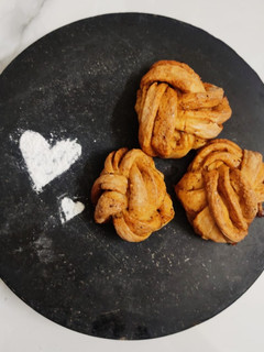 சின்னமன் ரோல் (Cinnamon roll recipe in tamil) செய்முறை முக்கிய புகைப்படம்