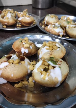 A picture of Dahi Puchke.