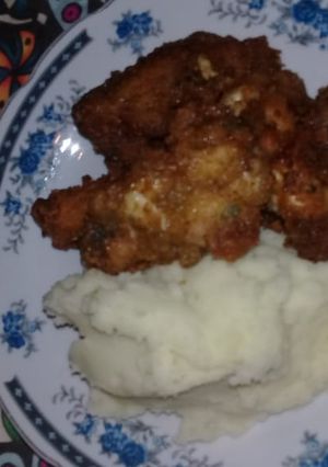 Una foto de Alitas de pollo fritas con puré