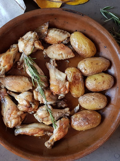 Una foto de Alitas de pollo y patatas en bolsa de asar