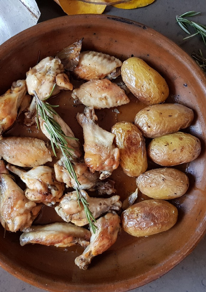 Una foto de Alitas de pollo y patatas en bolsa de asar