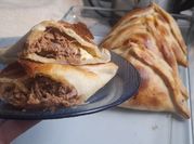 Una foto de empanada con queso cheddar