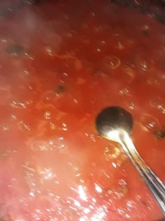 صورة لوصفة صلصة الطماطم مخدومة باللحم 🍅🥩في البيت