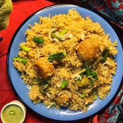 A picture of Clay pot meat ball rice.
