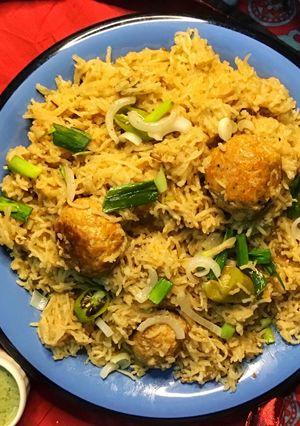 A picture of Clay pot meat ball rice.