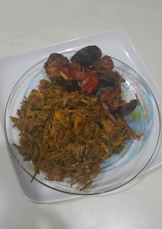 A picture of Ugba with snails.