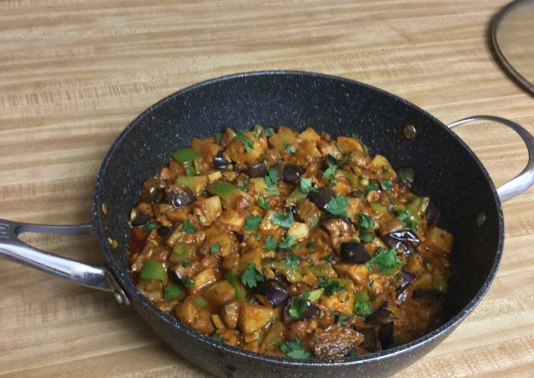 Recipe of Quick Yoghurt Eggplant Potato Chilli/Dahi Shimla Aloo Baingan Masala