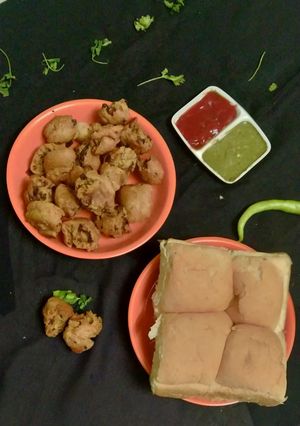 પાવ પકોડા (Pav Pakoda Recipe In Gujarati) રેસીપી મુખ્ય ફોટો