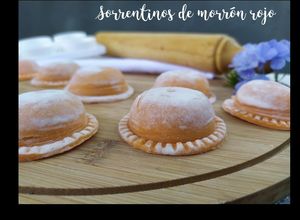 Una foto de Sorrentinos de morrón rojo