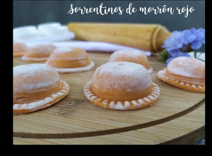 Una foto de Sorrentinos de morrón rojo