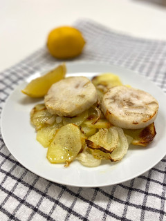 Una foto de Merluza con patatas y cebolla en AirFryer