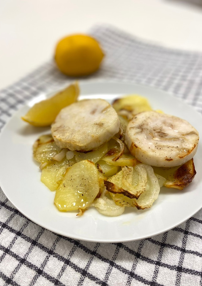 Una foto de Merluza con patatas y cebolla en AirFryer