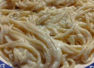 Una foto de Spaghetti con salsa de 3 quesos express (a mi manera) 😋🤷