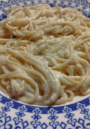 Una foto de Spaghetti con salsa de 3 quesos express (a mi manera) 😋🤷
