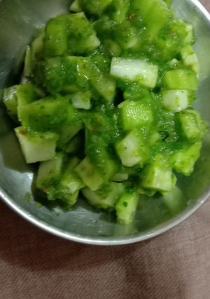 A picture of Green chutney salad.