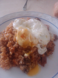 Una foto de Arroz con calamares y huevo