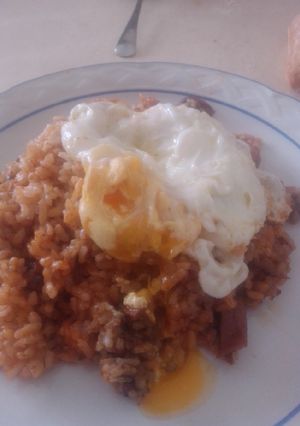 Una foto de Arroz con calamares y huevo