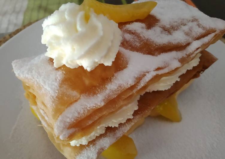 Milhojas de pasta filo con crema, melocotones almíbar y nata