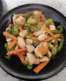 Pollo con verduras al wok