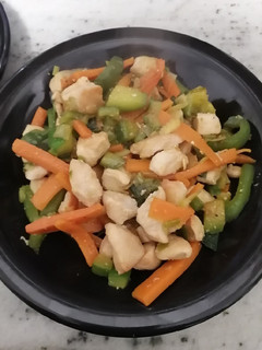 Una foto de Pollo con verduras al wok