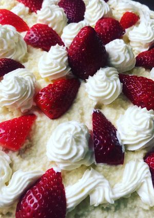 Fehércsokis-mascarponés epertorta recept fotója